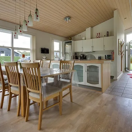 펜션 Three-bedroom Holiday In *