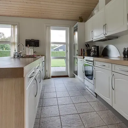 Three-bedroom Holiday In * Hals